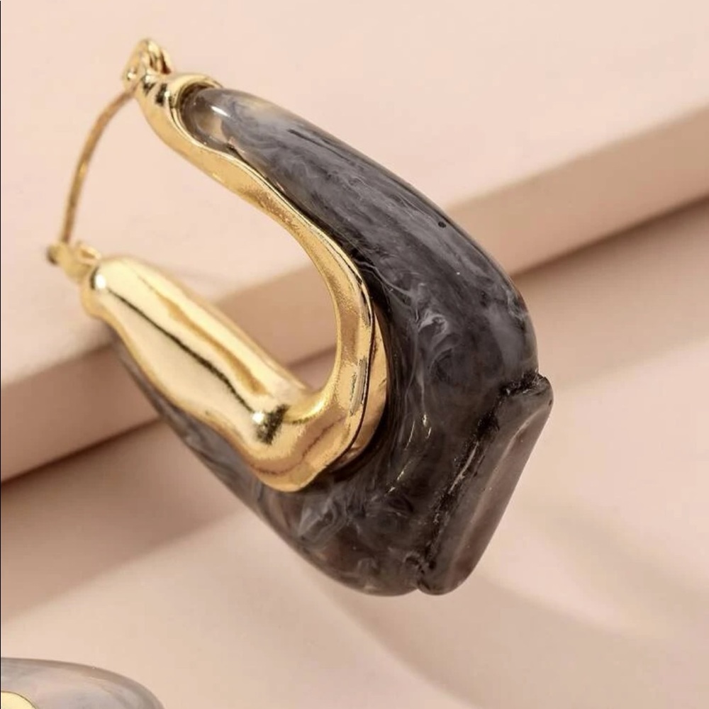 U-Shaped Hoop Earrings (gray) - Picture 2 of 8